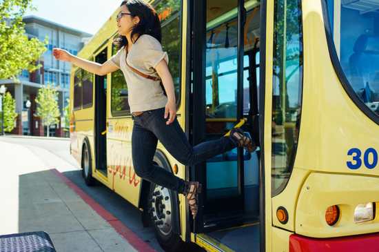 Pelajari Teknik Mudah Membuat Foto Levitasi, Cara Memotret Objek Melayang foto levitasi 3