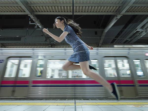 Pelajari Teknik Mudah Membuat Foto Levitasi, Cara Memotret Objek Melayang foto levitasi natsumi hayashi