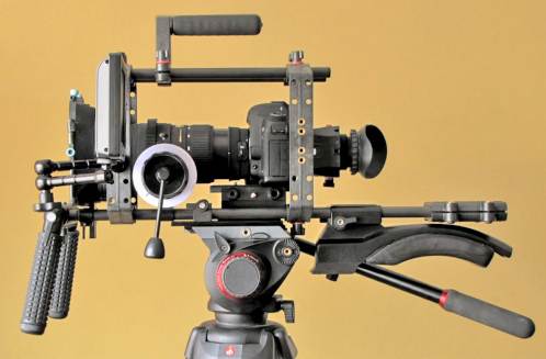 12 Peralatan Tambahan Untuk Merekam Video Dengan DSLR Secara Profesional Canon 5D Mark II di atas Tripod